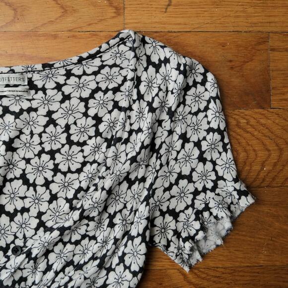 Urban Outfitters Floral Faux Button Black Stone Smocked‎ Top Women's Size XS - Picture 5 of 7